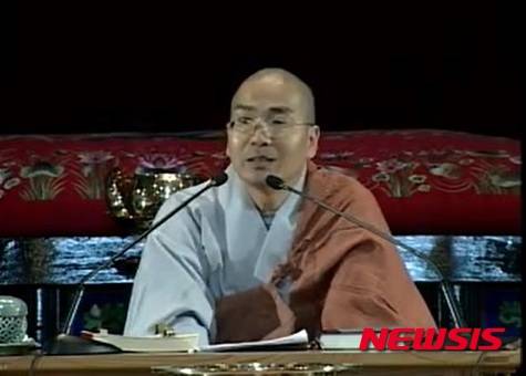 【뉴욕=뉴시스】노창현 특파원 = 버락 오바마 미국 대통령이 부처님 오신날 봉축메시지를 발표한다. 미국 대통령이 부처님 오신날을 경축하는 메시지를 발표하는 것은 이번이 처음이다. 백악관 베삭법회 추진위원회 집행위원 성원스님(워싱턴 연화정사 주지)은 2일 오바마 대통령이 백악관 베삭법회 추진위원회 윌리엄 아이켄 사무총장을 통해 역사적인 봉축 메시지를 보내왔다고 밝혔다. 지난 달 6개국 불교국가의 의식을 통한 봉불식과 개원법회로 화제를 모은 연화정사는 첫 번째로 맞는 부처님 오신 날 봉축 행사에 세계종교인들과의 대화의 장을 기획해 관심을 끈다. 2016.05.02.    robin@newsis.com