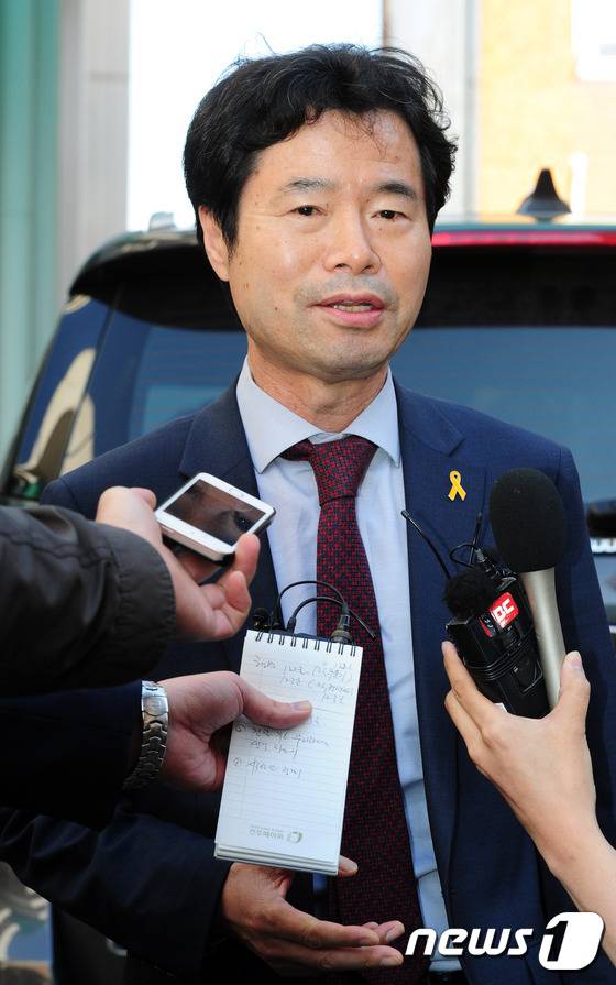 학생생활기록부 관련 당시 교과부 감사 방해 직권남용 혐의 등으로 기소된 김승환 전라북도 교육감이 4일 오후 전북 전주시 전주지방법원에서 열린 첫 공판에 앞서 기자들의 질문에 답변을 하고 있다.2016.5.4/뉴스1 © News1 문요한 기자