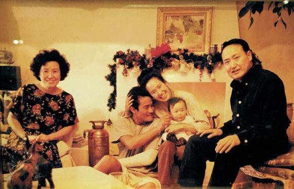 첫째 아들 유성이가 태어난 해 크리스마 스에 강주은이 한국을 찾은 부모님과 함께 찍은 사진.