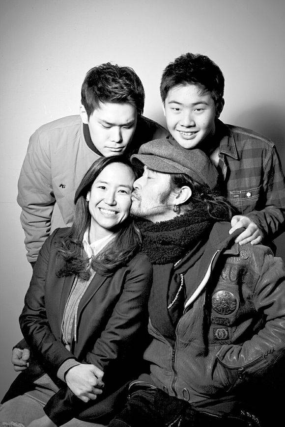 2015년 12월 크리스마스 때 찍은 가족사진. 왼쪽 위부터 시계방향으로 유성·유진·최민수·강주은. 터프가이 최민수도 집에서는 설거지를 도맡아 하고, 아내에게 찍 소리 못하는 착한 남편이다. 또 아들 말이라면 껌뻑 죽는 ‘아들 바보’ 아빠다.