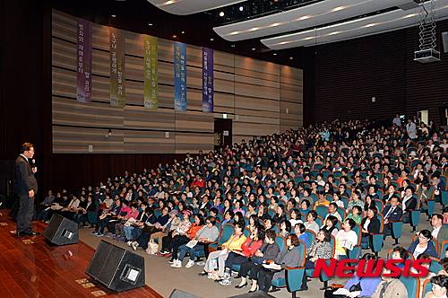 【성남=뉴시스】 이정하 기자 = 이재명 경기 성남시장은 4일 오후 성남시청 온누리홀에서 주민대표 700여명이 참석한 가운데 열린 '성남시 재정파탄 저지를 위한 주민설명회'에서 "지방재정 개악하면 모라토리엄 시절로 회귀할 것"이라며 정부를 비판했다. 2016.05.04  (사진=성남시 제공)    photo@newsis.com