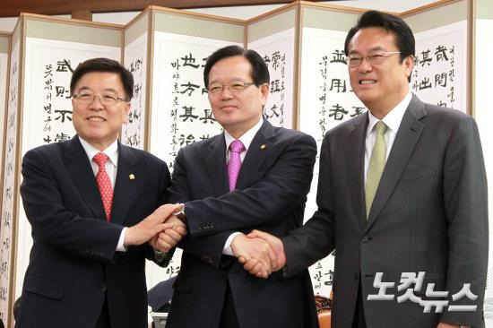 정의화 국회의장(가운데)이 4일 오전 국회 의장실을 찾은 새누리당 정진석(좌측), 김광림 신임 원내대표, 정책위의장과 손을 잡고 포즈를 취하고 있다. (사진=윤창원 기자)