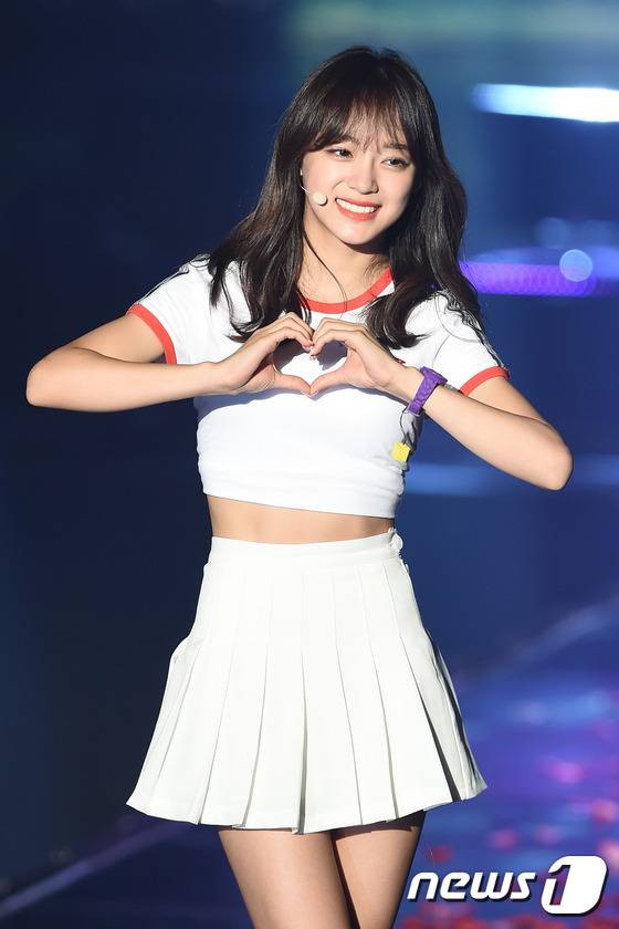 아이오아이(I.O.I) 김세정이 5일 오전 서울 중구 장충체육관에서 열린 데뷔 미니앨범 ‘크리슬리스(Chrysalis)’ 발매 쇼케이스에서 손하트로 포즈를 취하고 있다.© News1star/ 고아라 기자