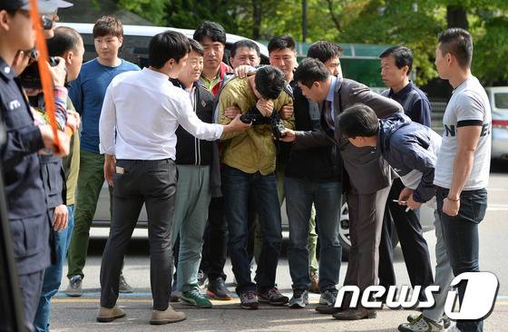 '안산 토막살인사건' 30대 유력 용의자 조모씨(30)가 5일 오후 경기도 안산시 단원경찰서로 압송되고 있다. 경찰은 용의자 조씨를 인천 연수구 피살자 최모씨(40)의 집에서 검거했다. 조씨는 경찰에 검거 당시