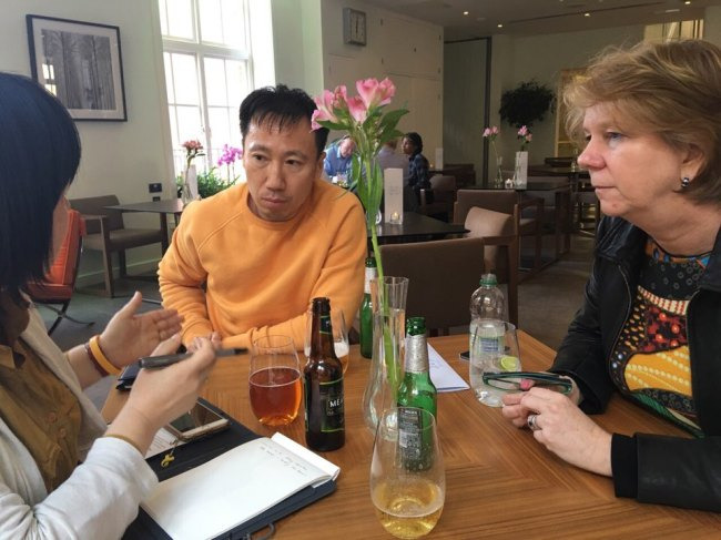 Kim Deok-jong (center), whose 5-year-old son died in 2009 after battling a respiratory disease by using Oxy’s humidifier sterilizer, talks with an official from Reckitt Benckiser headquarters (right) in London on Wednesday local time. (Asian Citizen’s Center for Environment and Health)