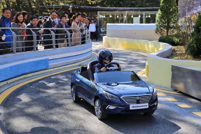 시각장애아동이 차카차카 놀이터에서 미니 쏘나타를 타고 트랙에서 주행하는 모습