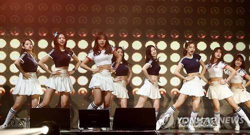 '드림걸스' 아이오아이     (서울=연합뉴스) 이재희 기자 = 5일 오전 서울 중구 장충체육관에서 열린 '아이오아이(I.O.I) 데뷔앨범 Chrysalis' 발표 쇼케이스에서 멤버들이 신곡 '드림걸스'를 시연하고 있다. 2016.5.5     scape@yna.co.kr