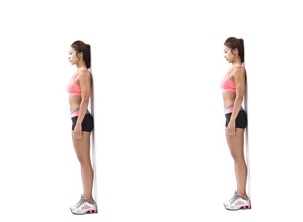 등 전체를 벽에 붙이고 똑바로 선다. 뒤통수로 벽을 밀면서 턱을 아래로 내린 뒤, 이 동작을 20초 정도 유지한다.