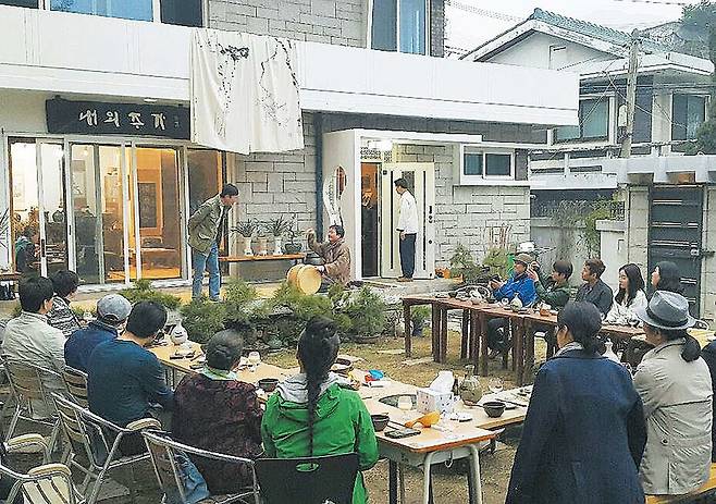 작은 병에 담긴, 박소장이 빚은 전통주들과 종로구 옥인동 ‘내외주가’에서 열린 삼짇날 화류놀이 풍경.