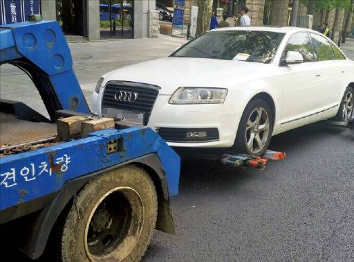 민간 견인업체가 무단 주차한 고급 수입차의 네 바퀴를 띄워서 견인하고 있다. 강남구청 제공
