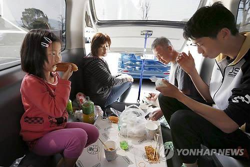 차 안에서 생활하는 일본 구마모토 지진 피해자들 [교도=연합뉴스 자료사진]