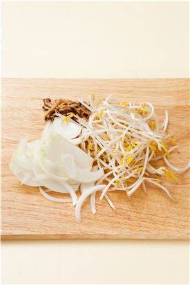 2. 숙주는 씻어 건지고 양파와 표고버섯은 채 썬다.