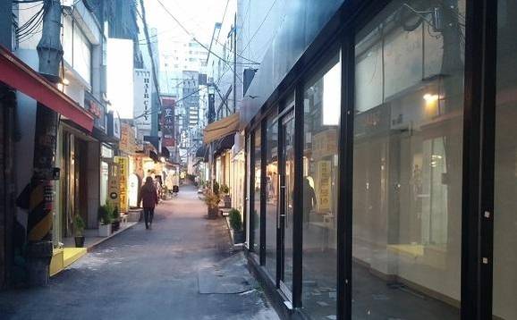 예쁜 옷 가게가 많아 사람들 발길이 끊이지 않았던 이대 뒷골목. 지금은 상가 곳곳이 비어있다. /전재호 기자