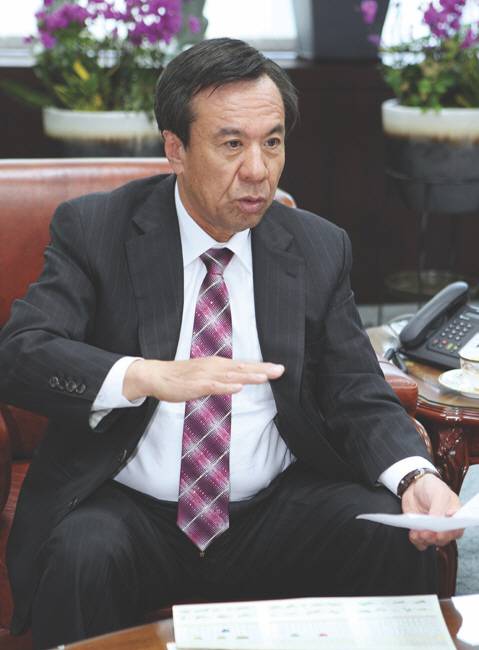 이신근 회장이 126홀 라운드 스코어 카드를 들고 당시 상황을 설명하고 있다 .