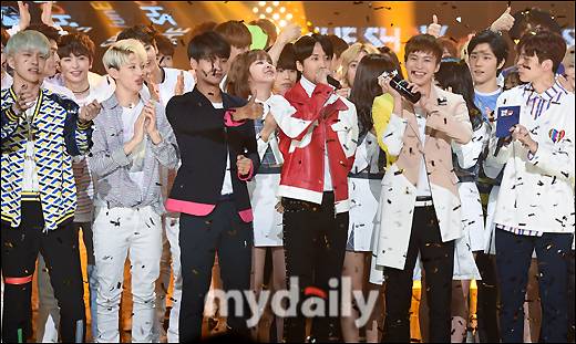 ▲ 빅스 홍빈 '1위 트로피 들고 어쩔 줄 모르네'