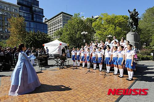 【뉴욕=뉴시스】노창현 특파원 = 대한불교조계종 미동부 해외특별교구가 8일 맨해튼 유니온스퀘어 파크에서 뉴욕 뉴저지 일원 스님들과 타민족 불교국가 스님들, 동포 불자들 400여명이 함께 한 가운데 부처님오신날을 기념하는 국제봉축법요식 및 제등행렬을 했다. 이날 행사는 불자들과 현지인들이 아기부처님 몸을 씻기우는 관불의식을 시작으로 1부 동포 불자 아티스트들의 공연, 2부 부처님오신날 기념 법요식, 3부 제등행렬, 4부 폐막식 순으로 이어졌다. 사진은 뉴욕원각사 감로연합창단2016.05.09. <사진=미동부해외특별교구 제공>   robin@newsis.com