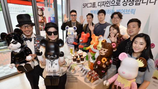 10일 오전 서울 중구 던킨도너츠 시청역점에서 신진아티스트들이 SPC그룹 협업 프로젝트 일환으로 제작된 'SPC 베어브릭 '8종을 소개하고 있다. SPC 베어브릭은 SPC 그룹 계열 브랜드인 파리바게뜨, 파리크라상, 던킨도너츠 등의 이미지를 모티브로 다양한 컬러와 개성을 담았다/송은석기자songthomas@sedaily.com