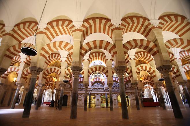 말발굽 모양 아치 기둥이 떠받들고 있는 메스키타 사원.