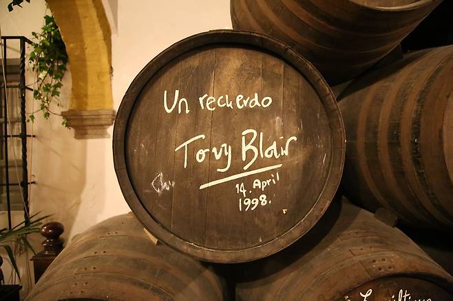 보데가 바 입구에 전시된 토니 블레어 전 영국 총리의 서명이 적힌 오크통.