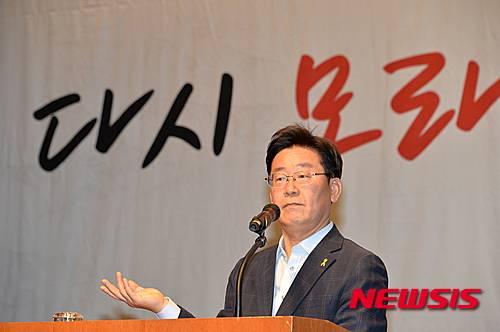 【성남=뉴시스】 이정하 기자 = 12일 경기 성남아트센터 오페라하우스에서 열린 '성남시 재정파탄 저지를 위한 주민설명회'에 1700여명의 시민이 운집한 가운데 이재명 성남시장이 "성남시민 세금으로 다른 도시 살림이 좋아지는 것도 아니고 언발에 오줌누기에 불과할 뿐"이라며 정부의 지방재정 개편에 대해 강한 불만을 토로하고 있다. 2016.05.12 (사진=성남시 제공)   photo@newsis.com