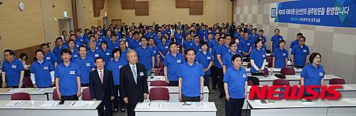 【광주=뉴시스】조수정 기자 = 김종인 더불어민주당 비상대책위원회 대표와 우상호 원내대표, 당선인들이 12일 광주 서구 김대중컨벤션센터에서 열린 20대 국회의원 당선자 워크숍에서 애국가를 부르고 있다. 2016.05.12.   chocrystal@newsis.com