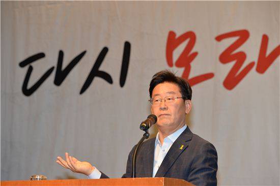 이재명 성남시장이 지방재정파탄 저지를 위한 주민설명회에 참석해 정부를 성토하고 있다.