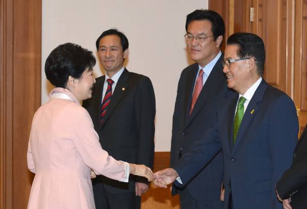 세월호 리본 단 박지원 박근혜 대통령이 13일 청와대에서 여야 원내지도부와 회동하면서 국민의당 박지원 원내대표(오른쪽)와 악수하고 있다.   청와대사진기자단
