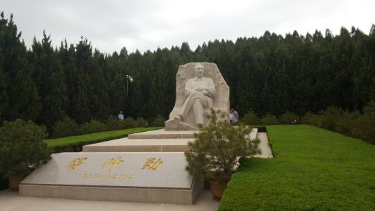 중국 산시성 웨이난시 푸핑현 화이더공원 ‘전국애국주의교육시범기지’ 내 시진핑의 부친이자 중국 공산당 혁명 원로인 시중쉰의 유골이 안치된 공원묘지의 12일 모습. 시중쉰의 석상 뒤로 병풍처럼 높은 나무가 둘러서 있으며 석상 아래 그의 유골이 보관돼 있다.