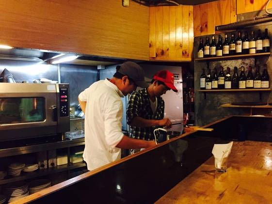 압구정동의 프렌치 가스트로 펍 루이쌍끄의 이유석 셰프의 주방에서 냉면을 선보이고 있는 임정식. 이유석과 임정식은 서로를 요리의 피를 나눈 ‘의형제'라 칭한다.