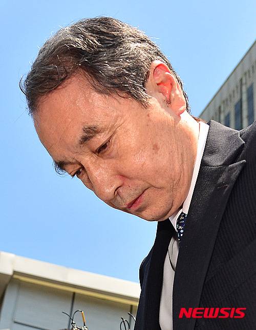 【서울=뉴시스】김선웅 기자 = 인체에 유해한 가습기살균제를 제조·판매한 혐의로 구속영장이 청구된 신현우 옥시 전 대표가 13일 오후 서울 서초구 서울중앙지방법원에서 영장실질심사를 받고 법원을 나서고 있다. 2016.05.13.   mangusta@newsis.com