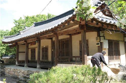 은지리 고령 박씨 종중 재실(천안=연합뉴스) 김용윤 기자 = 어사 박문수가 묻힌 묘소를 잇는 테마길은 재실에서 시작해 5.2km로 이어진다. 2016.5.14. yykim@yna.co.kr