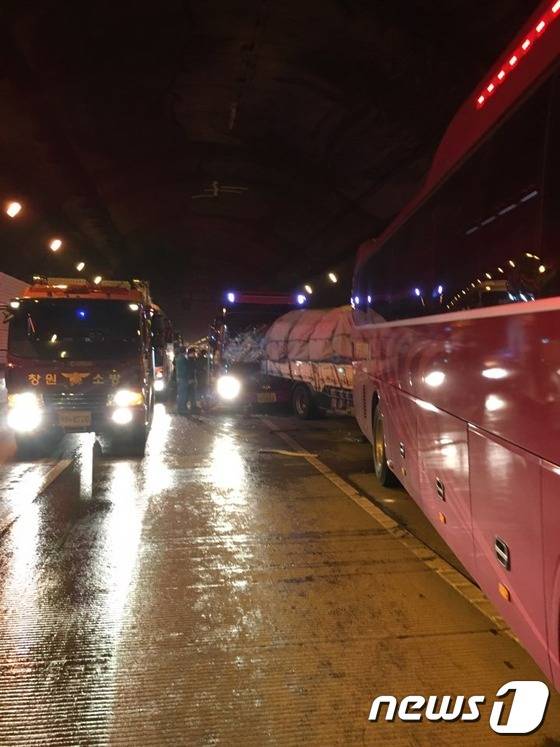 16일 오전 9시48분쯤 경남 창원시 의창구 북면 외감리 남해고속도로 순천방향 창원1터널 안 중간지점에서 9중 추돌사고가 발생해 모닝 승용차에 타고 있던 4명 전원이 숨졌다.(창원소방본부 제공)2016.5.16./뉴스1 © News1 남경문 기자