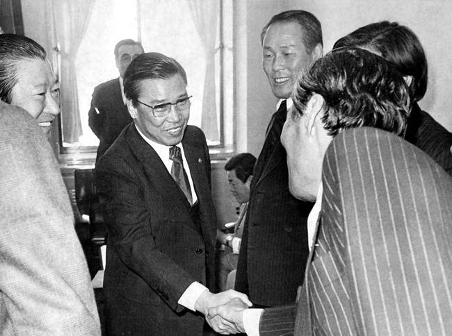 1976년 12월 4일 국회 답변 도중 중앙정보부장 ‘영전’ 이 발표되자 여야 의원들이 김재규 건설부 장관을 축하하고 있다. [동아일보]