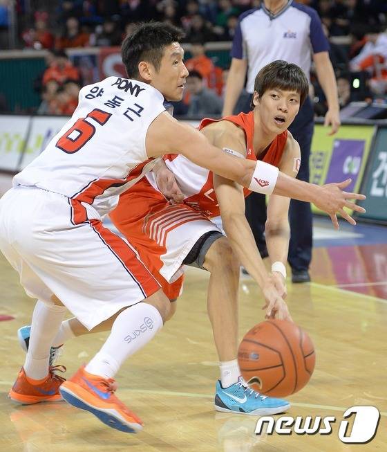 울산 모비스 양동근(왼쪽)과 서울 SK 김선형이 나란히 소속팀에 잔류했다. /뉴스1 © News1 이동원 기자