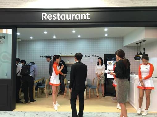 ‘월드IT쇼 2016’ SKT 전시장에서 모델이 스마트 레스토랑 서비스를 소개하고 있다. / 추다솜 인턴기자