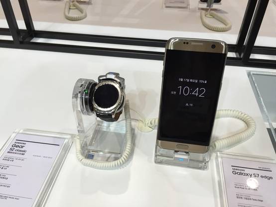 삼성전자가 월드IT쇼 2016에서 전시한 ‘갤럭시 기어S2 클래식’과 ‘갤럭시 S7 엣지’ / 추다솜 인턴기자