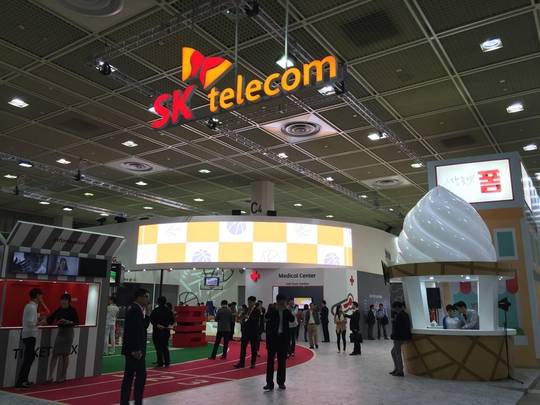 일상 속 거리와 상점처럼 꾸며진 SK텔레콤의 전시장 입구. / 추다솜 인턴기자