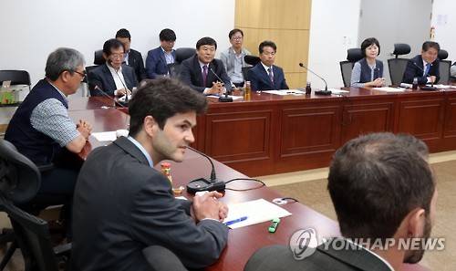 '독일ㆍ미국 최저임금 전문가들이 말하는 최저 임금은?'     (서울=연합뉴스) 배재만 기자 = 17일 오전 국회 의원회관 9간담회장에서 열린 독일ㆍ미국 최저임금 전문가와 양대노총ㆍ국회의원 당선인 간담회에서 토르스텐 칼리나 독일 뒤스부르크 에센 대학 직업과 자격연구소장(가운데), 데이빗 쿠퍼 미국 경제정책연구소장(오른쪽)이 독일과 미국의 최저임금 관련 내용을 소개하고 있다.