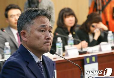 표창원 더불어민주당 당선자가 10일 서울 여의도 국회 의원회관에서 열린 용인 어린이집 사고 원인 진단 및 어린이 안전 향상을 위한 세미나에서 굳은 표정으로 생각에 잠겨 있다. 2016.5.10/뉴스1 © News1 허경 기자