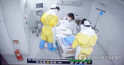 음압격리병실에서 치료받는 메르스 확진환자     (서울=연합뉴스) 보건의료개혁국민연대가 지난해 메르스(중동호흡기증후군) 사태 당시 메르스 확진을 받고 음압격리병실에서 치료를 받고 있는 환자의 사진을 18일 공개했다. 사진은 CCTV를 촬영한 것. [보건의료개혁국민연대 제공]