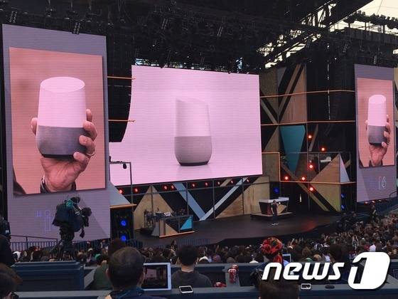 마리오 케이로스 구글 제품관리담당 부사장이 지난 5월 18일(현지시간) 캘리포니아주 마운틴뷰 쇼라인 엠피시어터에서 열린 '구글 I/O 2016'에서 가정용 음성인식 비서 제품 '구글 홈'을 소개하는 모습/뉴스1 © News1 주성호 기자