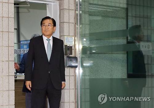 박준영 구속영장 기각     (서울=연합뉴스) 신준희 기자 = 4.13총선 과정에서 억대의 공천헌금을 받은 혐의로 구속영장이 신청됐다 기각된 박준영 국민의당 당선인이 18일 오후 서울남부지검에서 나와 귀가하고 있다.