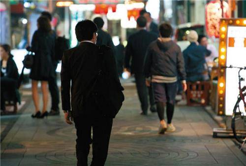 거리를 헤매는 일본의 '잔업 난민들'[니혼게이자이신문 캡처]