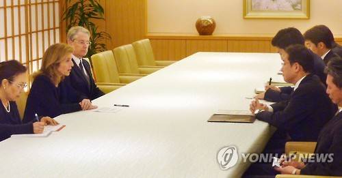 일본 외무상, 케네디 주일미국대사에 항의      (도쿄 교도=연합뉴스) 주일미군 기지의 70% 이상이 몰려있는 일본 오키나와(沖繩)현에서 미군 관계자에 의한 것으로 보이는 살인 사건이 발생했다.      기시다 후미오(岸田文雄) 일본 외무상(우측열 아래에서 두번째)이 캐롤라인 케네디 주일 미국대사(좌측 열 아래에서 두번째)를 19일 밤 긴급히 외무성 청사로 불러놓고 항의하고 있다. 2016.5.19     jhcho@yna.co.kr