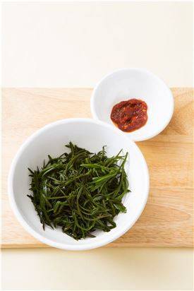 4. 톳에 분량의 양념 재료를 넣어 골고루 버무린다. (Tip 액젓은 멸치액젓이나 까나리 액젓을 사용한다. 액젓향이 싫으면 국간장을 사용해도 된다.)