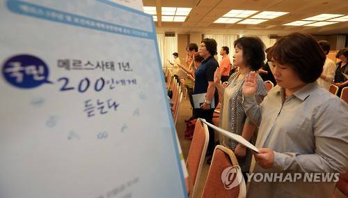 메르스 1년, 바람과 다짐     (서울=연합뉴스) 홍해인 기자 = 20일 서울 명동 YWCA 대강당에서 '메르스 사태 1년, 국민 200인에게 듣는다' 토론회에 앞서 열린 보건의료개혁국민연대 발대식에서 발족 선언문 낭독 때 참석자들이 오른손을 들고 보건의료체계 개혁에 대한 다짐을 하고 있다.