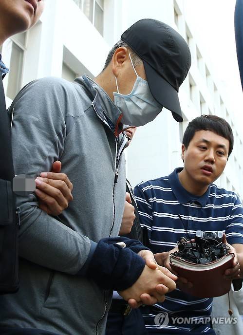 대답 없는 살해 피의자     (대구=연합뉴스) 김준범 기자 = 21일 오전 대구 모 건설사 사장을 살해한 혐의를 받는 이 회사 전무 조모씨가 영장실질심사를 받고 대구지법을 빠져나오고 있다. 2016.5.21     psykims@yna.co.kr