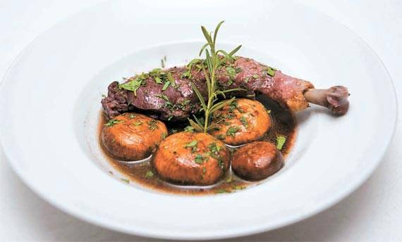 세계의 대표적인 닭 요리. 수탉 고기에 각종 채소를 넣고 레드 와인을 부어 오랜 시간 익힌 프랑스 요리 코코뱅. [사진 정신우]