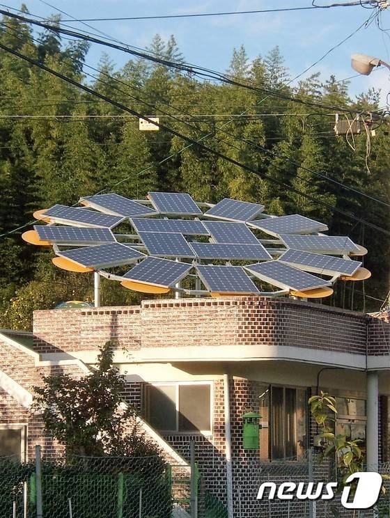 전남 순천시 도사동 야흥 햇빛마을의 한 주택에 설치된 해바라기 모양의 태양광 발전설비가 에너지 자립마을임을 상징하고 있다.(순천시 제공)2016.5.24/뉴스1 © News1 지정운 기자