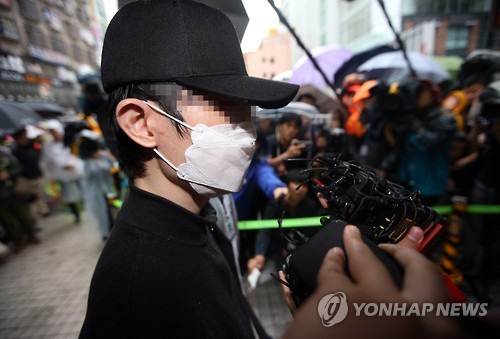 현장 검증 전 한마디      (서울=연합뉴스) 박동주 기자 = 강남 '묻지마 살인' 사건 피의자 김모씨가 24일 오전 서울 강남역 인근 주점 화장실에서 범행 장면을 재연하기에 앞서 취재진의 질문에 답하고 있다. 2016.5.24     pdj6635@yna.co.kr